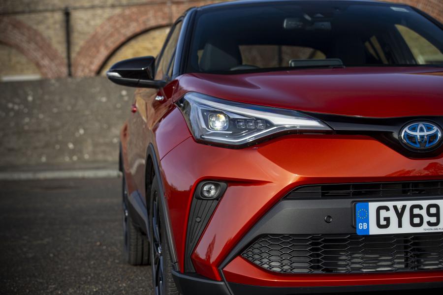 Моторный отсек Toyota C-HR Hybrid Orange Edition 2019 года  (UK) (фото 13 из 34)